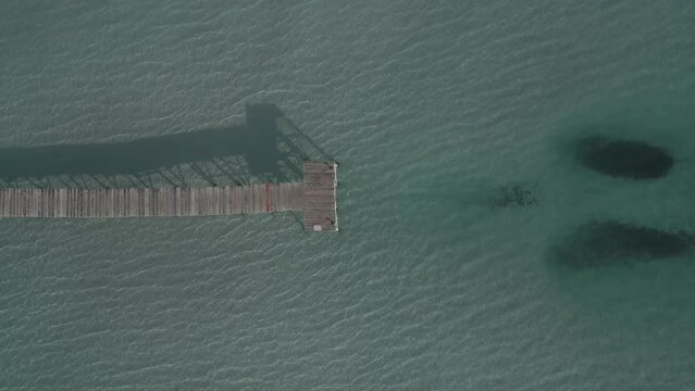 Muelle de madera sobre el mar / video a&eacute;reo con drone dron (Dlog para edici&oacute;n de color profesional)