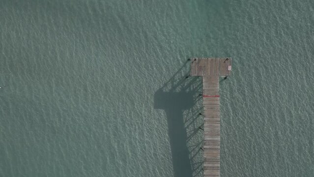 Muelle de madera sobre el mar / video a&eacute;reo con drone dron (Dlog para edicion de color profesional)