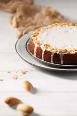 Gâteau aux amandes sur une assiette blanche