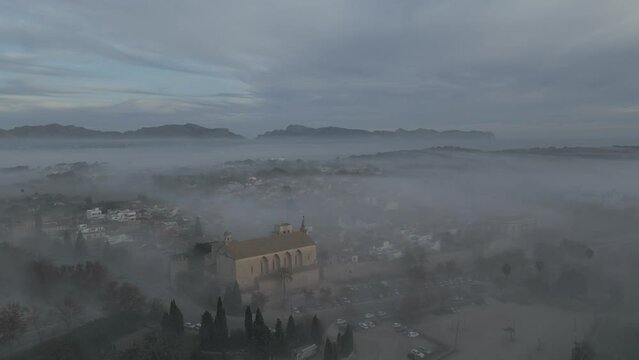 Niebla con pueblo amanecer e iglesia de fondo video a&eacute;reo con drone dron (Dlog para edici&oacute;n de color profesional)
