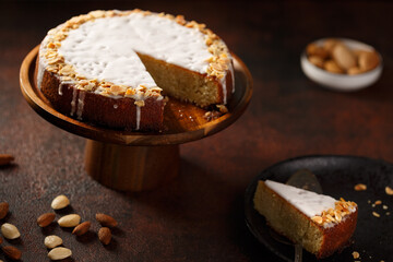 Gâteau aux amandes sur un présentoir en bois