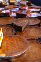 Pasteles vascos expuestos en el mercado anual de Santo Tomás en Bilbao, Bizkaia, País Vasco