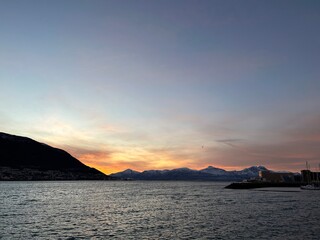 Naklejka na ściany i meble Sonnenuntergang in Tromsø