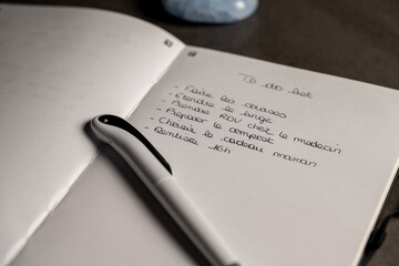 to do list liste de chose à faire sur un carnet avec un stylo posé