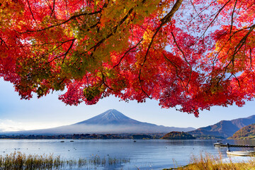 Fototapeta na wymiar 山梨県富士河口湖町　紅葉シーズンの河口湖
