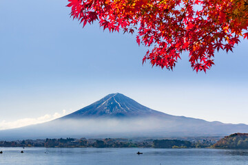 Fototapeta premium 山梨県富士河口湖町 紅葉シーズンの河口湖