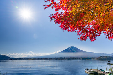 山梨県富士河口湖町　紅葉シーズンの河口湖