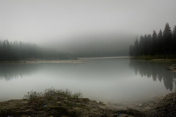 Fototapeta premium misty morning on the river Generative AI