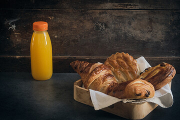 Jus d'orange et viennoiserie petit déjeuner