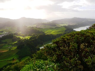 Fototapeta premium Vue sur le lac de Furnas du miradouro Pico do Ferro sur l'île de Sao Miguel dans l'archipel des Açores au Portugal. Europe