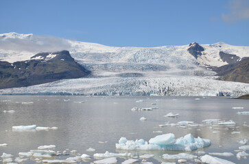 Fototapeta na wymiar Sur la lagune du glacier Jokulsarlon, Islande