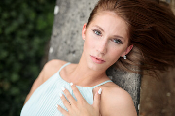 Elegante Glamouröse Schöne Junge Sportliche Frau im mint grünen Kleid im Park mit Palmen bei...