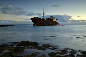 Das Schiffswrack der Telamon liegt verlassen am Hafen von Arrecife auf der Kanareninsel Lanzarote in der Dämmerung.