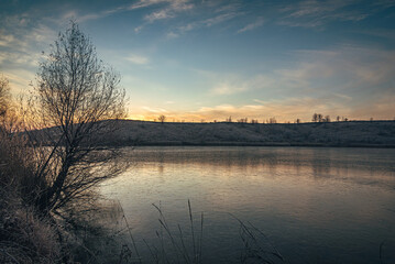 Fototapeta na wymiar Winter sunrise on river