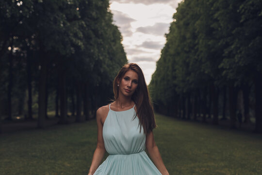 Elegante Sch&ouml;ne Junge Sportliche Frau im mint gr&uuml;nen Kleid im Park bei Berlin