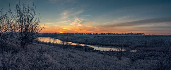 Obraz premium Winter sunrise on river