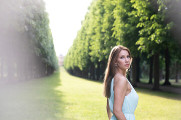 Elegante Schöne Junge Sportliche Frau im mint grünen Kleid im Park bei Berlin