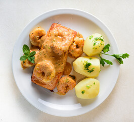 Especialidades gastronómicas de la Patagonia argentina y chilena, plato de salmon rosado con crema de langostinos y un acompañamiento liviano de papas al vapor, especial para el verano.
