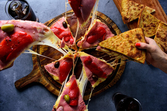 clasica pizza argentina: la grande de jam&oacute;n y morron, con mucho queso muzzarella y con porciones de faina. Especial para compartir con amigos. 