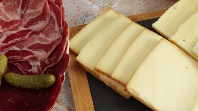 assiette de charcuterie et fromage &agrave; raclette