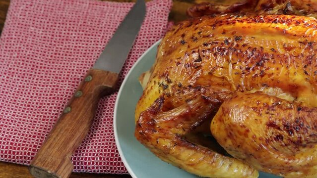chapon cuit entier dans un plat 