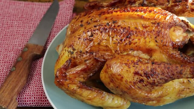 chapon cuit entier dans un plat 
