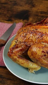 chapon cuit entier dans un plat 