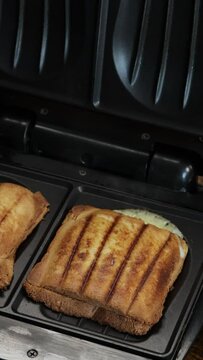 croque monsieur cuisant dans un appareil &agrave; croque-monsieur