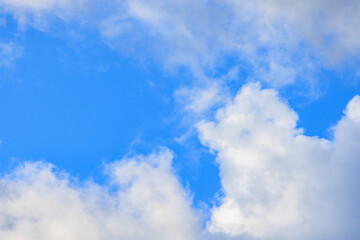 Obraz premium Puffy white clouds and blue sky on sunny day
