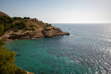 Panorámica del paisaje visto desde el mirador de Benidorm con el agua tranquila del mar Mediterráneo y el precioso cielo azul soleado de su clima.