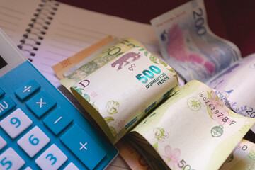 Notas do Peso Argentino em fotografia com vista de perto. Economia argentina. Dinheiro, Inflação, negócios.