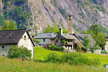 Fototapeta na wymiar San Carlo im Bavonatal, Tessin in der Schweiz - the small village San Carlo in the Bavona Valley, Ticino