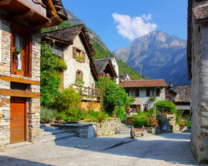 typische Häuser in Sonogno im Verzascatal, Tessin in der Schweiz - typical houses in Sonogno in...