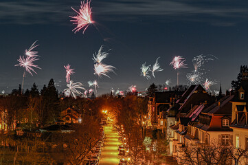 Feuerwerk über der Stadt zum Jahreswechsel