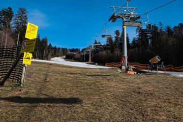 Schneemangel macht Skigebieten Probleme