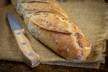 baguette de pain, en gros plan, sur une table