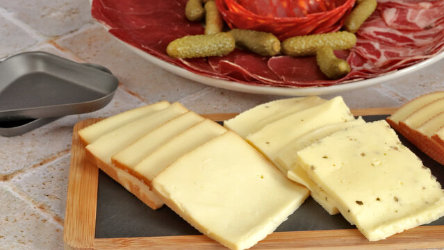 Tranches De Fromage Pour Raclette Avec Couteau Closeup Sur Fond Blanc Photo  stock - Image du repas, fromage: 265039844