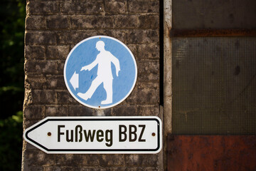Schild für den Fußweg im im ehemaligen Stahlwerk Maxhütte in Sulzbach-Rosenberg