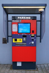 Nowy automat parkingowy do opłat za parkowanie w warszawie, parkuj i jedź  - obrazy, fototapety, plakaty