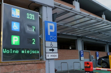 tablica parkingowa, wyświetla wolne miejsca 