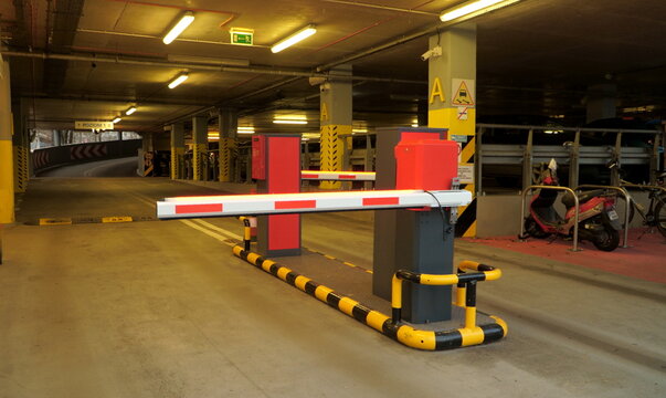 Zamknięty szlaban na parkingu miejskim podziemnym