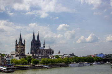 Obraz premium Cityscape of Cologne with Hohenzollern bridge, cathedral, Saint Martin church and Rin river in Germany