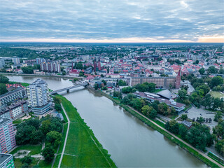 Opole (Polska) widok miasta w centrum nad rzeką Odrą z lotu ptaka