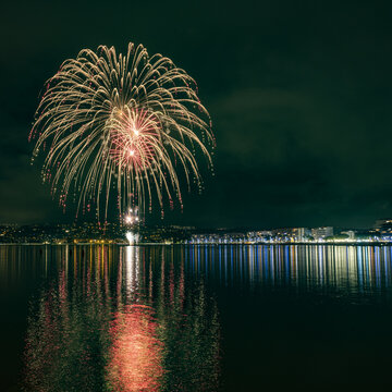 feu d'artifice du nouvel an 2023 dans la baie de Juan les Pins depuis le Cap d'Antibes avec de magnifiques couleurs et un spectacle magnifique pour bien commencer la nouvelle ann&eacute;e