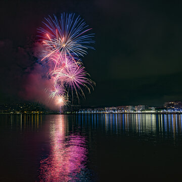 feu d'artifice du nouvel an 2023 dans la baie de Juan les Pins depuis le Cap d'Antibes avec de magnifiques couleurs et un spectacle magnifique pour bien commencer la nouvelle ann&eacute;e