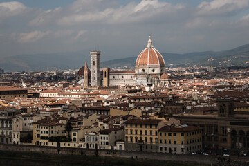 Fototapeta na wymiar Blick über italienische Stadt Florenz mit alten Häusern und roten Dächern.