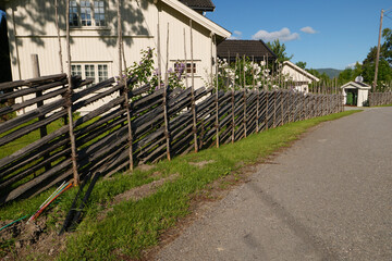 Typischer Norwegischer Zaun skigard genannt. Zwei 10-12 cm dicke Stöcke werden mit Weidenruten...