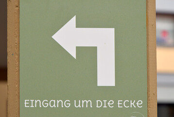 eingang um die ecke
