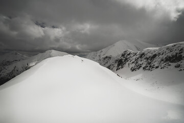 Panorama zimowa na Tatry. Duża ilość śniegu z zagrożeniem lawinowym - obrazy, fototapety, plakaty