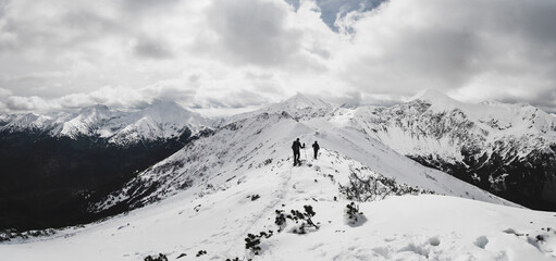 Panorama na Tatry. Duża ilość śniegu z zagrożeniem lawinowym.